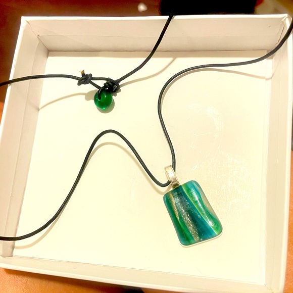 🌻HP🌻Green/Blue Jewel Pendant Necklace w Lariat Style Loop Clasp - Picture 3 of 3